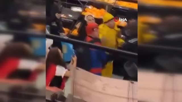 Örümcek adam kostümü giyen şahıs süpermarketteki müşterilere saldırdı