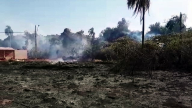 Incêndio de grandes proporções é combatido pelos bombeiros no Bairro Santos Dumont