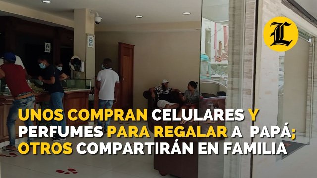 Unos compran celulares y perfumes para regale a sus padres mañana, mientras otros compartirán en familia