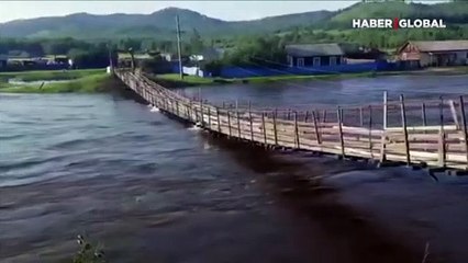 Rusya'da asma ahşap köprü kamyon geçerken yıkıldı