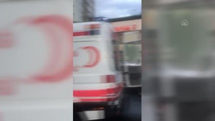 Gaziosmanpaşa'da freni boşalan kamyonet yolcu minibüsüne çarptı