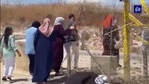 فلسطينيون يزورون الداخل المحتل عبر فتحات في جدار الفصل العنصري