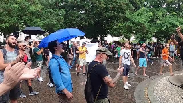 İtalya'da Kovid-19 önlemleri kapsamında çıkarılacak Yeşil Geçiş belgesi protesto edildi