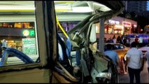 İstanbul'da freni boşalan bir kamyonet, yolcu indiren minibüse çarptı