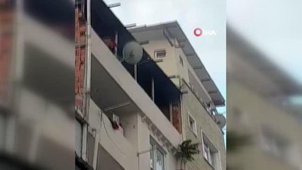 Fatih'te psikolojik sorunları olan kişi kendi evini ateşe verdi