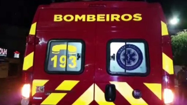 Mulher fica ferida em colisão entre carro e moto na Avenida Carlos Gomes