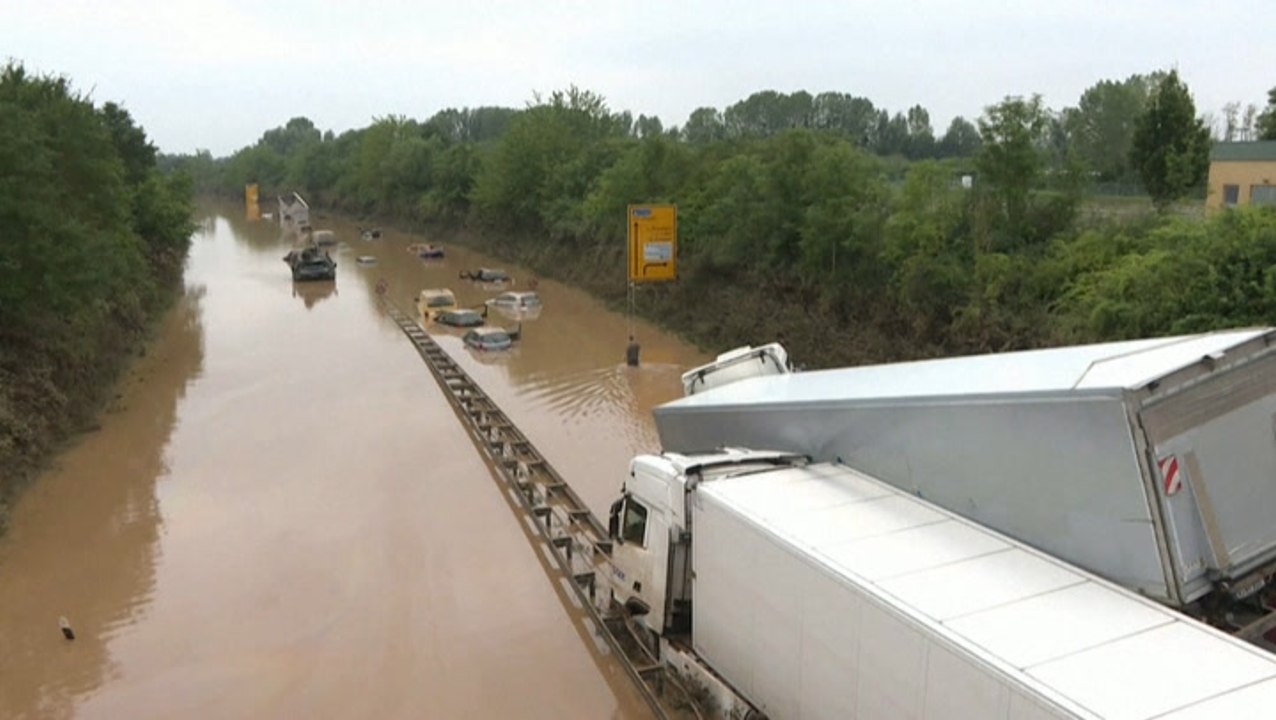 Massive cleanup effort begins after deadly floo...