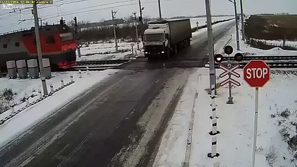 2 tren bir tırı böyle biçti!
