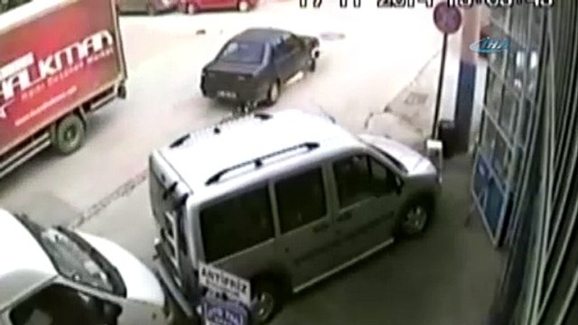 Arabası bir anda tutuştu sürücü ölümden döndü