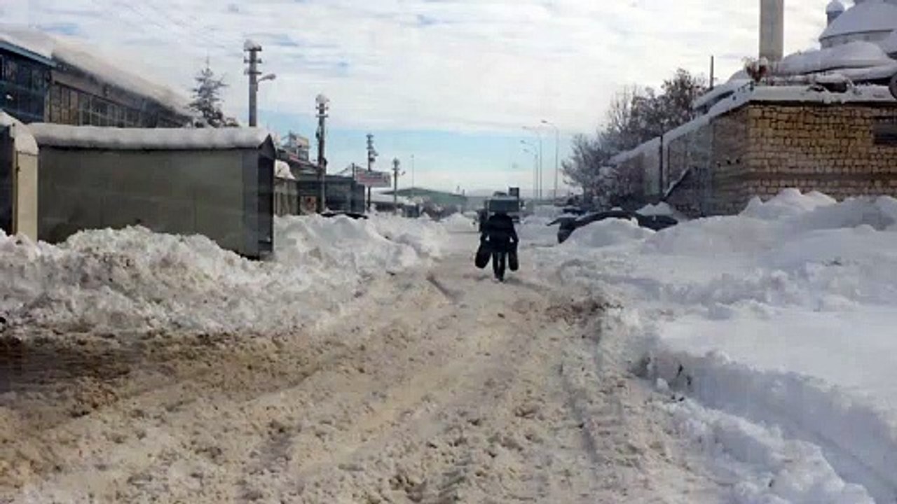 Coşkun gibi lastikleri kucaklayan adam