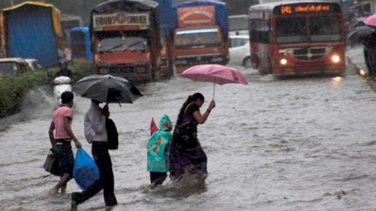 Rain disrupts Mumbaikars life, landslides kille...