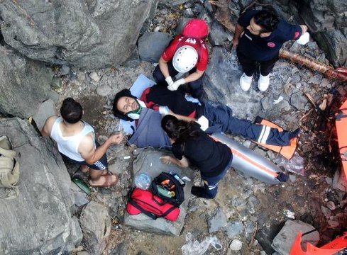 5 saatlik nefes kesen operasyon! Şelaleden düşen adamın imdadına askeri helikopter yetişti