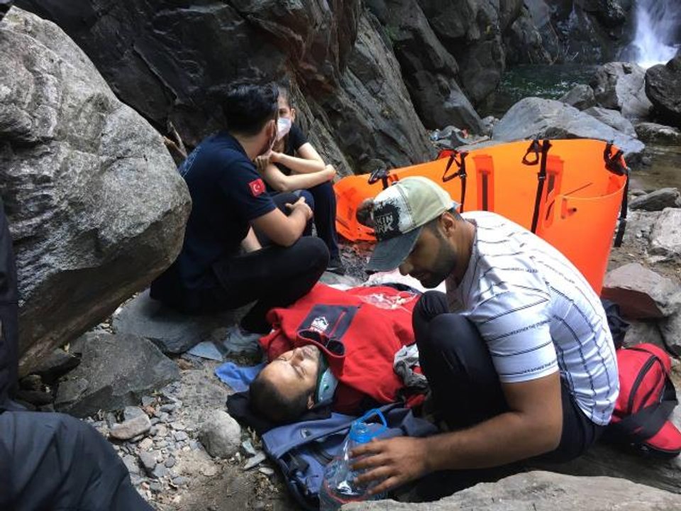 Uludağ'ın eteklerinde şelalede serinlerken düşerek yaralanan kişi helikopterle kurtarıldı
