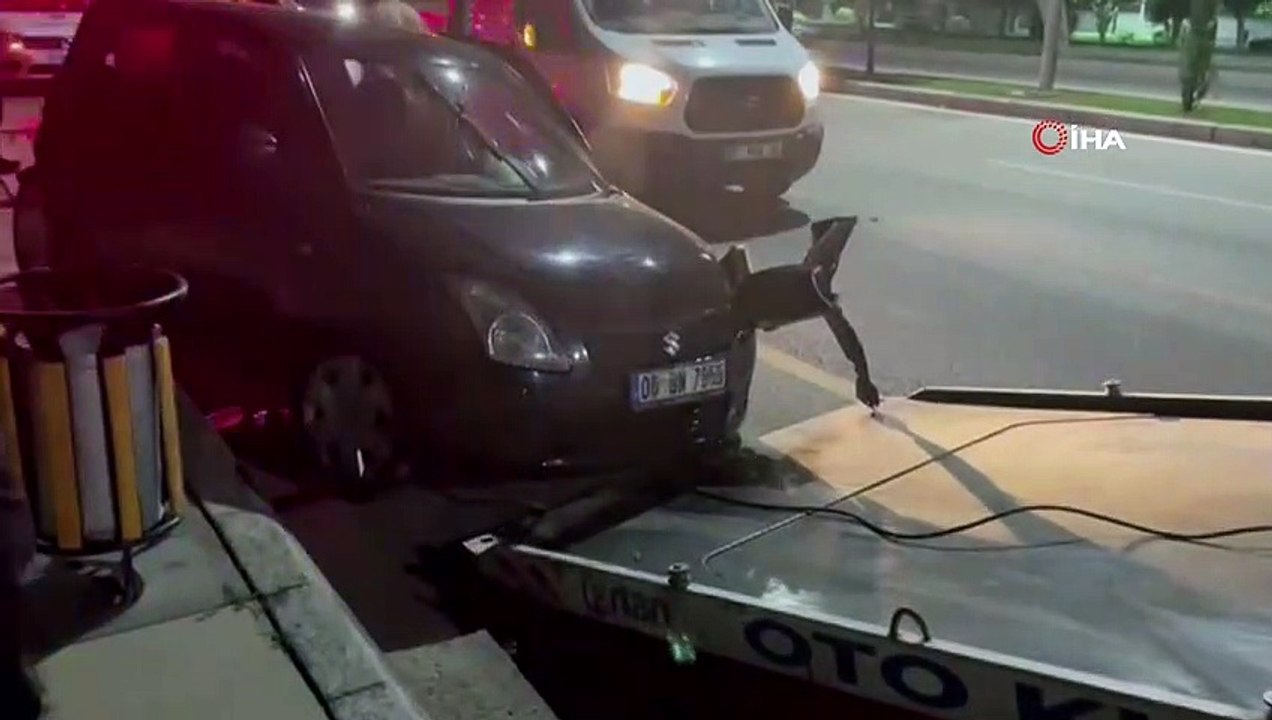 Kontrolden çıkan otomobil ağacı devirdi: 3 yaralı