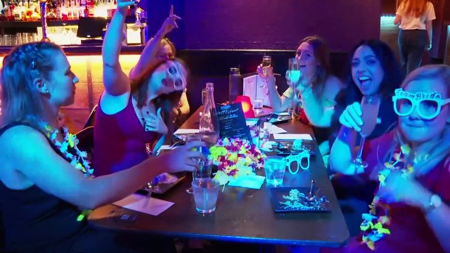 Gran Bretagna: liberti tutti. Coprifuoco a Barcellona e Mykonos. Appelli a vaccinarsi