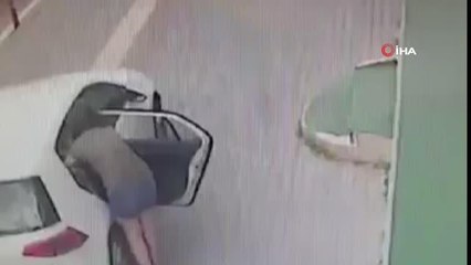 Küçük kızın kolundan düşen altın künyeyi böyle aldı