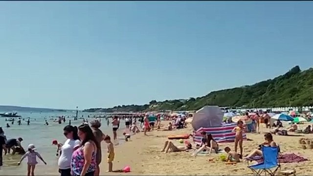 Una ola de calor en el Reino Unido atrae a miles de británicos a las playas locales