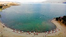 Ege ve Akdeniz sahillerini aratmayan Hazar Gölü, bayram tatilini fırsat bilenlerin akınına uğradı