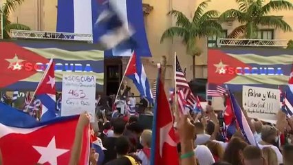 La comunidad cubana anticastrista protesta en la Freedom Tower de Miami