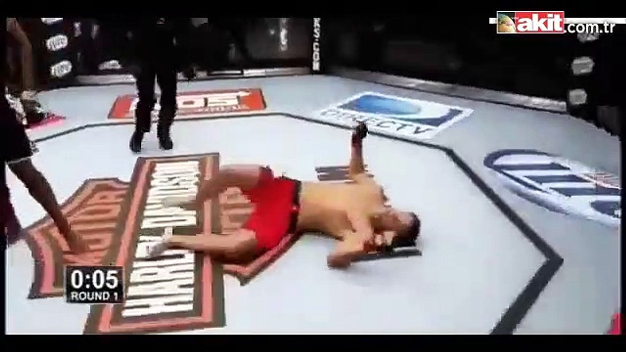 Rakibini feci nakavt etti!