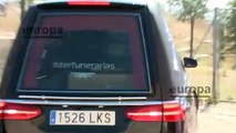 El coche fúnebre llega al tanatorio con los restos mortales de Pilar Bardem