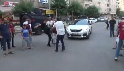 Son dakika haberleri: DİYARBAKIR'DA GAZETECİLERE SALDIRI KAMERADA