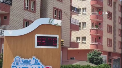 Termometreler 43 dereceyi gösterdi, kavurucu sıcaklar çocukları süs havuzlarına yönlendirdi