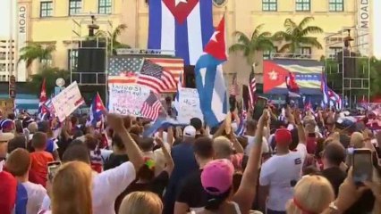 La comunidad cubana anticastrista protesta en la Freedom Tower de Miami