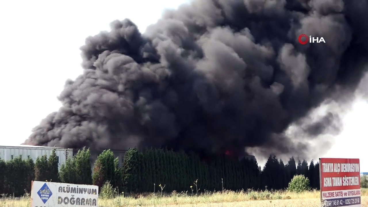 Geri dönüşüm fabrikasındaki yangın söndürüldü