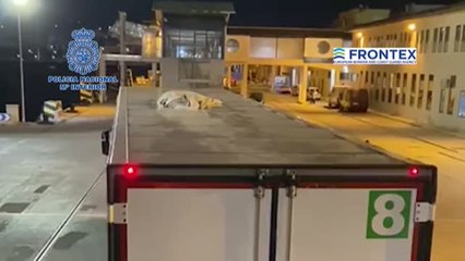 Tải video: Hallan en Ceuta cinco migrantes que trataban de entrar a la península escondidos en camiones