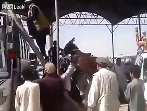 Bu sefer adam eşeğe değil, eşek adama bindi