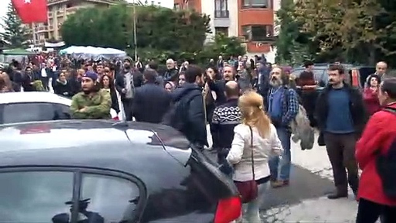 Ezan düşmanları sakallı gazetecinin üzerine yürüdü