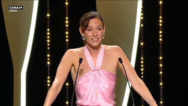 Doria Tillier taquine Nicolas Bedos en pleine remise de prix au Festival de Cannes