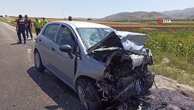 İki otomobil kafa kafaya çarpıştı: 8 yaralı