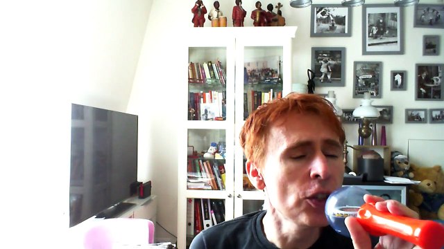 Wiwi égratigne a different way