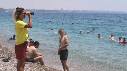 Yüzme bilmeyenlerin inadı, dünyaca ünlü sahilin tek kadın cankurtaranını bezdirdi: Israr edip gidiyorlar