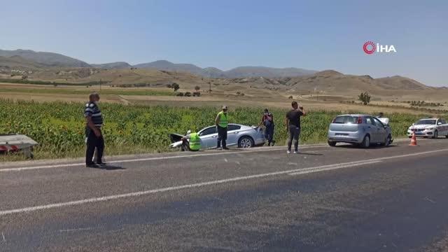 İki otomobil kafa kafaya çarpıştı: 8 yaralı