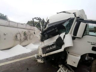 Kontrolden çıkan soda yüklü tır devrildi: 2 yaralı