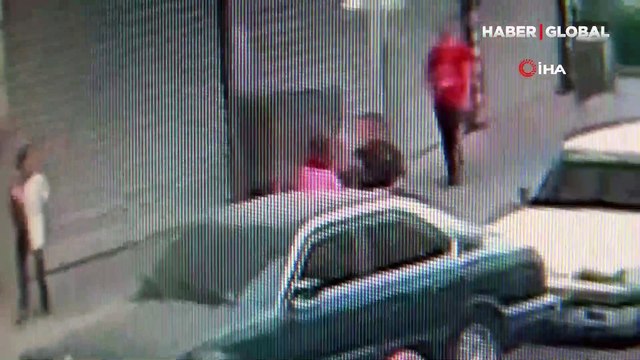 Genç kız sokak ortasında böyle darp edildi! Saldırgan olaya müdahale eden polisi yüzünden yaraladı