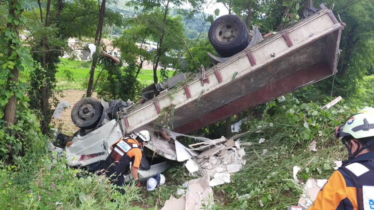 강원 양구에서 화물차 5m 아래로 떨어져 운전자 숨져 / YTN
