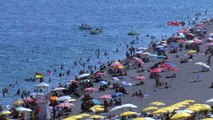 Türkiye sıcaktan bunaldı: Konyaaltı Sahili de doldu taştı