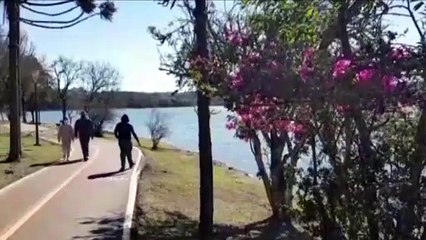 Frio não assusta cascavelenses, que utilizam Lago Municipal para se esquentar