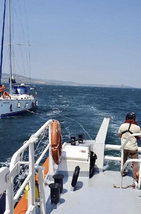 ÇANAKKALE BOĞAZI'NDA SÜRÜKLENEN YELKENLİ TEKNE KURTARILDI
