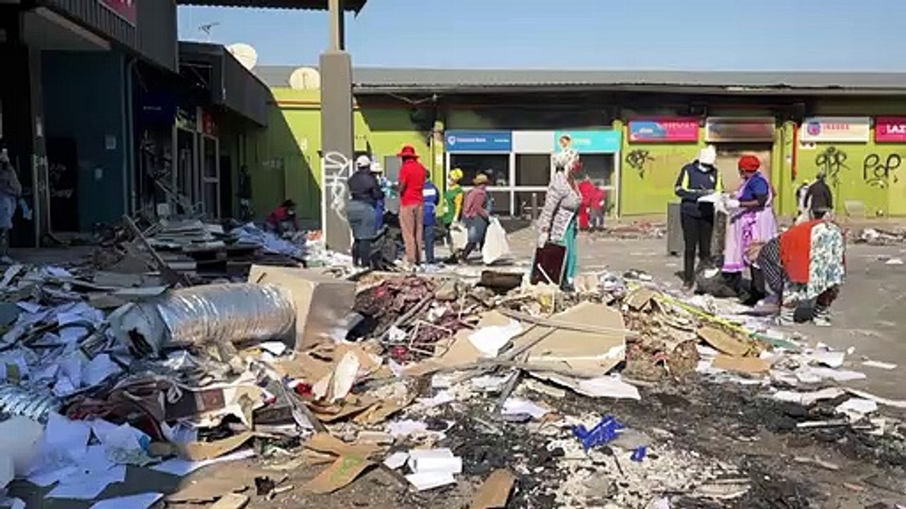 Afrique du Sud: après une semaine de violences, place au nettoyage