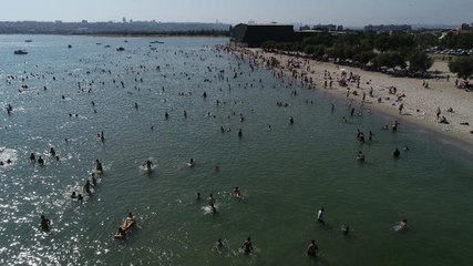 MENEKŞE PLAJI'NDA EN KALABALIK GÜNLERDEN BİRİ YAŞANDI