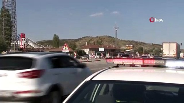 Makas atan otomobil ortadan ikiye bölündü: 1 ölü, 10 yaralı