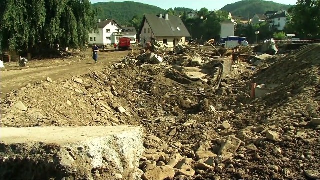 Gespenstische Bilder : Merkel erschrocken über Ausmaß der Flutkatastrophe