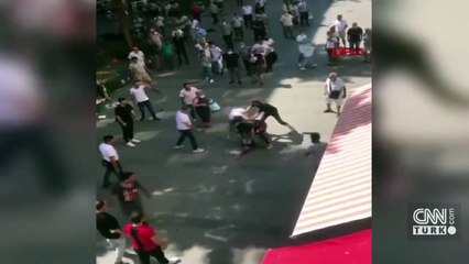 Kentin göbeğinde birbirlerine girdiler! Ayırmaya çalışanlar da dahil oldu