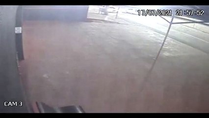 Câmera registra acidente entre moto e carro na Rua Rio da Paz com a Carlos Gomes