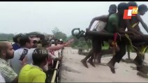 Police Rescue Four Labourers Stuck In Pili River | WATCH